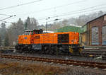 Der nächste Schneeschauer ist da, und die KSW 42 (92 80 1277 902-3 D-KSW), eine Vossloh MaK G 1700 BB der KSW Kreisbahn Siegen-Wittgenstein, kommt am 06.04.2021 als Tfzf (Triebfahrzeugfahrt) bzw.