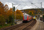 Bahnhof Kirchen an der Sieg am 22.10.2021:  Links hält der RE 9 rsx - Rhein-Sieg-Express (Siegen– Köln - Aachen) geschoben von der 146 003-9, während recht ein LINT 27 der HLB als