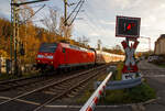 Geführt von der 146 006-2 (91 80 6146 006-2 D-DB) der DB Regio erreicht der RE 9 rsx - Rhein-Sieg-Express (Aachen - Köln - Siegen), hier beim Bü 121,129,  bald dem Bahnhof Kirchen