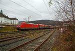 Die 185 070-0 (91 80 6185 070-0 D-DB) der DB Cargo AG) fährt am 04.12.2021 mit einem Coilzug durch Niederschelden in Richtung Köln.