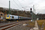 Sie ist vorerst das letzte Mal auf dem Weg nach Herdorf....
Die an die KSW (Kreisbahn Siegen-Wittgenstein) vermietete Voith Maxima 30 CC – VTLT 263 005-5 (92 80 1263 005-1 D-VTLT) der Voith Turbo Lokomotivtechnik GmbH & Co. KG, fährt am 10.12.2021 mit einem aus Richtung Köln kommenden Coilzug durch Betzdorf (Sieg), nun geht es (wohl das letzte Mal) auf die Hellertalbahn (KBS 462) nach Herdorf. Nach dem Abstellen des vollen Coilzuges über nimmt sie dann einen lange leeren Übergabezug, den sie dann via Betzdorf und Siegen nach Kreuztal.

Die Voith Maxima 30 CC wurde 2010 von Voith in Kiel unter der Fabriknummer L06-30005 gebaut, sie ist als Mietlok der Voith Turbo Lokomotivtechnik GmbH & Co. KG (heute Voith Turbo GmbH Co. KG - Betriebsstätte Mobility, Kiel) unterwegs.
