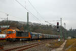 Die KSW 43 (92 80 1273 018-2 D-KSW), die Vossloh G 2000 BB der KSW (Kreisbahn Siegen-Wittgenstein) fährt am 14.12.2021 mit einem Coilzug (aus Richtung Köln kommend) durch Betzdorf/Sieg in