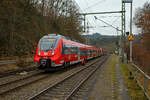 Zwei gekuppelte Bombardier Talent 2 der DB Regio NRW (der vierteilige 442 254 / 442 754 und der f�nfteilige 442 801 / 442 301) rauschen (fahren) am 15.01.2022, als RE 9 - Rhein Sieg Express (RSX)