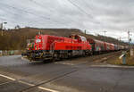 Die Kreuztaler 265 031-5 (92 80 1265 031-5 D-DB), eine Voith Gravita 15L BB der DB Cargo AG, fährt am 14.02.2022 nach einem längeren Hp0 in Niederschelden (da Schranke noch offen war), mit