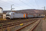 Die 193 921 (91 80 6193 921-4 D-NRAIL)  der Northrail GmbH fährt am 16.03.2022 mit einem gedeckten Güterzug, durch Niederschelden in Richtung Köln.