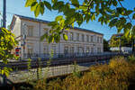 Das ehemalige Empfangsgebäude vom Bahnhof Kirchen an der Sieg am 09.10.2022 von der Gleisseite.