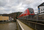 Steuerwagen voraus �berquert der RE 9 rsx - Rhein-Sieg-Express (Siegen– K�ln - Aachen) am 15.01.2023, die Siegbr�cke und erreicht den Bahnhof Betzdorf (Sieg), Schublok war die 146 004-7 (91 80
