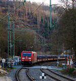 Die 185 302-7 (91 80 6185 302-7 D-DB) der DB Cargo AG fährt am 17.01.2023 mit einem Warmband-Coilzug durch Kirchen (Sieg) in Richtung Siegen.