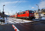 Die 111 168-1 (91 80 6111 168-1 D-DB) der DB Regio NRW rauscht am 21.01.2023 mit dem RE 9 rsx - Rhein-Sieg-Express (Aachen – Köln – Siegen), mit über 30 Minuten Verspätung,