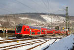 Steuerwagen voraus rauscht der RE 9 rsx - Rhein-Sieg-Express (Siegen – Köln – Aachen) am 21.01.2023 durch Niederschelden (Sieg) in Richtung Betzdorf.