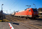 Die 152 130-1 (91 80 6152 130-1 D-DB) der DB Cargo AG fährt am 14.02.2023 mit einem gemischten Güterzug durch Niederschelderhütte, hier beim Bü 343 (km 112,183) kurz vor