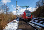 Steuerwagen voraus rauscht der RE 9 rsx - Rhein-Sieg-Express (Siegen – Köln – Aachen) am 15.03.2023 durch Scheuerfeld (Sieg) in Richtung Köln.