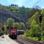 Die Kreuztaler 265 031-5 (92 80 1265 031-5 D-DB), eine Voith Gravita 15L BB der DB Cargo AG, fährt am 04.05.2023 mit einem Coilzug (Wagen der Gattung Shimmns) durch den Bahnhof Kirchen (Sieg) in