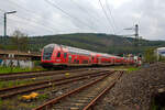Steuerwagen voraus fährt der RE 9 rsx - Rhein-Sieg-Express (Siegen – Köln – Aachen) am 11.05.2023 durch Niederschelden in Richtung Betzdorf (Sieg).