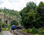 Die 139 287-7 (91 80 6139 287-7 D-BYB) mit der kalten 140 850-9 (91 80 6140 850-9 D-BYB) beide von der BayernBahn GmbH fahren am 04 Juli 2024 mit dem sogenannten  Henkelzug  (Langenfeld/Rhld. nach Gunzenhausen), durch den Bahnhof Kirchen (Sieg) in Richtung Siegen.

Die 139 287-7:
Vorne die 139 287-7 wurde 1963 von Krauss-Maffei AG in München-Allach unter der Fabriknummer 18956 gebaut, er elektrische Teil ist von den Siemens-Schuckert-Werke (SSW) in Berlin. Als DB E10 287 wurde in Dienst gesetzt, mit der Einführung des EDV-Nummernsystems wurde sie zum 01.01.1968 zur DB 110 287–0. Die Lok ist mit Einholmstromabnehmern ausgerüstet, sie ist die letzte gebaute Kasten 110er. Zur 139er wurde sie erst 1994 nach einem Umbau, der Lokkasten wurde auf Drehgestelle der Baureihe 140 (E40) gesetzt und es folgte die Umzeichnung in DB 139 287-7. Zum Mai 2009 erfolgte die Z-Stellung bei der DB AG. Zum 1.Oktober 2011 wurde die Lok durch die BayernBahn GmbH erworben und erhielt anschließend eine Untersuchung. Die Neulackierung in kobalt-blau/orange erhielt sie dann 2017.

Die 140 850-9
Die (E40) 140 850-9 wurde 1972 bei Henschel & Sohn in Kassel unter der Fabriknummer 31696 gebaut, der elektrische Teil wurde von der AEG in Berlin unter der Fabriknummer 8804 geliefert/gebaut. Als 140 850-9 wurde sie an die Deutsche Bundesbahn ausgeliefert, die Ausmusterung bei der DB Cargo AG erfolgte im Juli 2017 und sie wurde an die BayernBahn GmbH in Nördlingen verkauft.