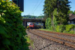 Die 146 003-9 (91 80 6146 003-9 D-DB) der DB Regio NRW verlässt mit dem RE 9 rsx - Rhein-Sieg-Express (Aachen – Köln – Siegen) am 09 Mai 2025 den Bahnhof Betzdorf/Sieg und