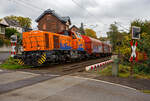 Die KSW 44 (92 80 1271 004-4 D-KSW) eine MaK G 1000 BB der KSW (Kreisbahn Siegen-Wittgenstein) fährt am 09 Oktober 2025, mit einem Coilzug, beim Bü km 121,192 durch Kirchen/Sieg in Richtung