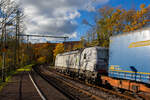 Die recht neue wei�e TXL 7193 318 „Connected to Nature“ (91 80 7193 318-1 D-TXL) der TXL - TX Logistik AG (Troisdorf) f�hrt am 30 Oktober 2025 mit einem KLV-Zug durch Scheuerfeld/Sieg in