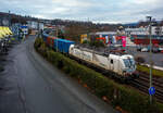 Die an die FRACHTbahn Traktion GmbH (Wien) Siemens Vectron MS – 6193 680 (91 80 6193 680-6 D-ELOC) der ELL - European Locomotive Leasing (Wien) fährt am 04 Dezember 2025 mit einem