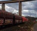 Die 185 249-0 (91 80 6185 249-0 D-DB) der DB Cargo AG fährt am 28 Februar 2026 mit einem Kohlezug durch Siegen-Eiserfeld in Richtung Köln. 

Die TRAXX F140 AC2 wurde 2006 von der Bombardier Transportation GmbH in Kassel unter der Fabriknummer 33788 gebaut und an die damalige Railion Deutschland AG geliefert. 