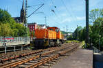 Die KSW 45 (98 80 0276 016-9 D-KSW) die MaK G 1204 BB der Kreisbahn Siegen-Wittgenstein rauscht am 28 Mai 2026 solo auf Tfzf (Triebfahrzeugfahrt) / Lz (Lokzug) durch Kirchen/Sieg in Richtung Siegen. 

Nochmals einen lieben Gru� an das nette Lokf�hrer zur�ck.

Die Lok ist �brigens eine ehemalige Schweizerin, sie wurde 1991 unter der Fabriknummer 1000866 bei MaK in Kiel gebaut und an die Sersa AG (Z�rich) als Am 847 953-7  Bettina  geliefert. Im Jahr 1998 ging sie wieder nach Deutschland zur MaK / Vossloh Locomotives zur�ck, wo sie als Mietlok zur Verf�gung stand. Nach mehreren Stationen als Mietlok (u.a. 2006 auch bei der KSW) wurde sie dann 2007 von der KSW gekauft und am 23.08.2007 nach Siegen �berf�hrt.