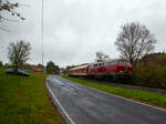 Die für Steilstrecken zugelassenen 215 086-0 (eigentlich 225 086-8 / 92 80 1225 086-8 D-EVG) der RE - Rheinische Eisenbahn, mit einem Sonderzug am 22 April 2017 in Obererbach (Westerwald) auf der Oberwesterwaldbahn. Am Zugschluss schiebt noch die 52 4867 / 052 867-3 der Historische Eisenbahn Frankfurt e.V. (HED) nach. Aber noch ca. 5 km wird im Bahnhof Altenkirchen Kopfgemacht, so wird die 52er Dampflok dann Zuglok und es geht weiter in Richtung Limburg an der Lahn.

Die V 163 wurde 1971 bei MaK unter der Fabriknummer 2000091 und an die DB als 215 086-0 mit stärkerem Motor (1.840 kW) ausgeliefert und war bis 2000 bei der DB Regio AG. Im Jahr ging sie an die DB Cargo AG und wurde in die heutige 225 086-8 umgebaut und umgezeichnet. Zum Umbau gehörte der Ausbau der Dampfheizung, da diese für Güterzüge nicht mehr benötigt wurde. Stattdessen wurde ein Vorwärm- und Warmhaltegerät für die Maschinenanlage eingebaut. Außerdem besitzen die Loks eine Doppeltraktionssteuerung, die Doppeltraktionen mit Loks der Baureihen 217 und 218 ermöglichen.