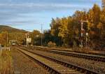 GTW 2/6 der Hellertalbahn kommt am 28.10.2011 von Neunkirchen und passiert das Stellwerk Herdorf Ost (Ho).