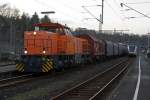 Betzdorf/Sieg am 04.02.2012: Die Hellertalbahn (Stadler GTW 2/6) ist auf Gleis 102 eingefahren, nun kann gleich auf Gleis 103 die Kreisbahn Siegen-Wittgenstein  (KSW) mit Lok 42, eine Vossloh G 1700