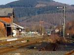 Ich befinde mich am 05.02.2012 beim Stellwerk Herdorf Fahrdienstleiter (Hf) und blicke Richtung Osten: Links der Bahnhof Herdorf von den soeben ein GTW 2/6 der Hellertalbahn in Richtung Dillenburg