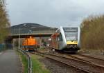 Herdorf, den 16.04.2012: Links auf dem KSW-Gleis, die Gleissperre ist noch geschlossen, steht die Lok 46 der KSW (Kreisbahn Siegen-Wittgenstein), eine Vossloh G 1700-2 BB (eingestellt als 92 80 1277