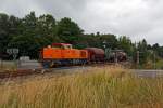 Die Lok 44 - MaK G 1000 BB (271 004-4) der Kreisbahn Siegen-Wittgenstein (KSW) fährt nun mit einen kurzen Güterzug (3 Wagen) nach Herdorf, hier am 08.08.2013 beim Bü km 105,6 in