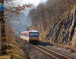   Und hier noch vom gleichen Fotopunkt im Nachschuß....Der Dieseltriebzug 928 677-4 / 628 677-7 der Westerwaldbahn (WEBA) fährt am 15.02.2015, als RB 96  Hellertalbahn  die Verbindung