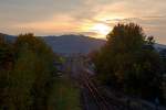   Ein abendlicher Blick, bei Sonnenuntergang, auf den Bahnhof Herdorf am 24.10.2015.
