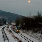   Einen Tag später der gleicher Stelle der gleiche Triebwagen und Verbindung, nur mit fast vollen Mond...