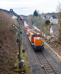   Die Lok 41 (98 80 0272 008-0 D-KSW), eine MaK DE 1002, und die Lok 42 (92 80 1277 902-3 D-KSW), eine Vossloh MaK G 1700 BB, beide der KSW Kreisbahn Siegen-Wittgenstein GmbH erreichen am 04.04.2016,