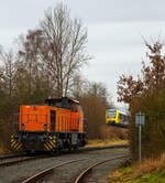 Die KSW 42 (92 80 1277 902-3 D-KSW), eine Vossloh MaK G 1700 BB der KSW (Kreisbahn Siegen-Wittgenstein) steht am 12.01.2022 in Herdorf beim Lokschuppen (nicht im Bild) der KSW (Betriebsstätte