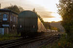 Die KSW 45 (98 80 0276 016-9 D-KSW) eine MaK G 1204 BB der Kreisbahn Siegen-Wittgenstein am 02.11.2022, mit einem langen Übergabezug, in Herdorf.