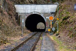 Der 137 m lange Herdorfer Tunnel hier am 18.03.2023 vom Hp K�nigsstollen gesehen.