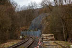 Die Hellertalbahn (KBS 462 / Strecke 2651) bei km 88,4 in Herdorf nahe dem Hp K�nigsstollen am 17.03.2023.