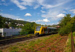 Der  VT 502 (95 80 1648 102-9 D-HEB / 95 80 1648 602-8 D-HEB) ein Alstom Coradia LINT 41 der neuen Generation der HLB (Hessische Landesbahn GmbH) erreicht am 12.07.2023 bald den Bahnhof Herdorf.