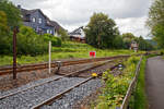 Die (etwas erneuerte) geschlossene Gleissperre zum/vom Rangierbahnhof der KSW (Kreisbahn Siegen-Wittgenstein) in Herdorf der Betriebsstätte FGE -Freien Grunder Eisenbahn (KSW NE447 / DB-Nr.