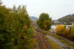 Blick auf den Bahnhof Herdorf und die Baustelle in Blickrichtung Betzdorf am Mittag des 12 Oktober 2025.