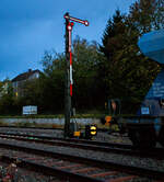 Bahnhof Herdorf am frühen Abend des 26 Oktober 2025, das Ausfahrtsignal (N2) vom Gleis 2, welches hier Hp 0 – Halt! zeigt.