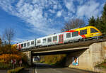 Der VT 280 (95 80 0648 020-5 D-HEB / 95 80 0648 520-4 D-HEB) ein Alstom Coradia LINT 41 der HLB (Hessische Landesbahn) fährt am 04 November 2025 bei Herdorf-Sassenroth, als RB 96  Hellertalbahn 