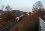 Die zurzeit an die KSW (Kreisbahn Siegen-Wittgenstein) vermietete RBH 801 / 275 801-5 (98 80 0275 801-5 D-RBH), eine MaK G 1206 der RBH - RAG Bahn und Hafen GmbH (Gladbeck), fährt am 26 Februar
