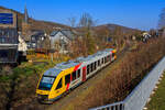 Der VT 252 (95 80 0648 152-6 D-HEB / 95 80 0648 652-5 D-HEB), ein Alstom Coradia LINT 41 der HLB (Hessische Landesbahn), ex Vectus VT 252, erreicht als RB 96 „Hellertalbahn“ von