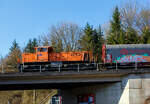 Am Zugschluss die nachschiebende KSW 45 (98 80 0276 016-9 D-KSW) eine MaK G 1204 BB der KSW (Kreisbahn Siegen-Wittgenstein). Sie schieb am 19 März 2025 den schweren Coilzug von Betzdorf/Sieg in Richtung Herdorf zum KSW-Rangierbahnhof (Betriebsstätte FGE - Freien Grunder Eisenbahn) nach, hier bei Herdorf-Sassenroth.
