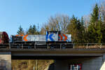 Geführt von der KSW 42 (92 80 1277 902-3 D-KSW), eine Vossloh MaK G 1700 BB, fährt am 19 März 2025 die KSW (Kreisbahn Siegen-Wittgenstein), im Sandwich mit einem schweren Coilzug, von Betzdorf/Sieg in Richtung Herdorf zum KSW-Rangierbahnhof (Betriebsstätte FGE - Freien Grunder Eisenbahn), hier bei Herdorf-Sassenroth. Am Zugschluss die nachschiebende KSW 45 (98 80 0276 016-9 D-KSW) eine MaK G 1204 BB.