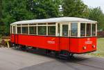 
Betrieblich der Wagen 4 der Standseilbahn der Oberwei�bacher Bergbahn der geschlossene Personen-Aufsatzwagen, ein ehemaliger Triebwagen-Beiwagen (ex DR EB 188 513, ex Schleizer Kleinbahn AG), abgestellt am 24.08.2013 beim Bergbahnhof Lichtenhain. 

Seit 1972 ist dieser Wagen auf der Oberwei�bacher Bergbahn im Einsatz. Es ist der Beiwagen 3 der Elektro-Triebwagen der Kleinbahn Schleiz - Saalburg. Er wurde vor dem Einsatz an der Bergbahn umgebaut und mit einem Schiebetritt versehen, damit in der Bergstation der Treppenbahnsteig erreichbar wurde. Da war ca. 1 m zu �berbr�cken. Mit der Rekonstruktion 2002 wurde versucht, ihn wieder weitgehend dem Originalzustand anzugleichen. Auf einer Seite wurde jedoch der Anbau einer Notaustiegsleiter erforderlich, um die Sicherheitsanforderungen beim Bergbahnbetrieb zu erf�llen.

Bei schlechtem Wetter wird dieser geschlossene Wagen auf die G�terb�hne (Betrieblich Wagen 2) aufgesetzten.

Technische Daten:
Spurweite: 1.435 mm
Anzahl der Sitzpl�tze: 32
Anzahl der Stehpl�tze: 40
Personen-Gewicht: 5,40 t
Eigengewicht: 9,2 t
L�nge des Wagens: ca. 9,6 m ohne Puffer

Die einzigartige Besonderheit dieser Standseilbahn ist, dass sie f�r den Transport von Eisenbahnwagen gebaut wurde. Die “G�terb�hne” ist zum Transport normalspuriger Eisenbahnwagen bis 27 t Gesamtgewicht ausgelegt. Sie wurde gebaut f�r den G�terverkehr, um die Hochebene um Oberwei�bach an das deutsche Eisenbahn-Netz anzuschlie�en. Statt G�terwagen, ist heute in der Regel ein ehemaliger Triebwagen-Beiwagen oder das  Cabrio , ein offener Wagen, auf der G�terb�hne aufgesetzt. Es erm�glicht je nach Wetterlage nun den Wechsel der aufgesetzten Wagen zum Personentransport. 

Da das Cabrio deutlich l�nger als der geschlossenen Aufsetzwagen (ein ehemaliger Triebwagen-Beiwagen) ist, ragt es weit �ber die G�terb�hne hinaus und man hat dadurch noch viel sch�nere Ausblicke, da man noch h�her �ber dem Gleis steht.

TECHNISCHE DATEN des Cabrio-Aufsatzwagen:
Anzahl der Sitzpl�tze: 38 
Anzahl der Stehpl�tze: 65 
Personen-Gewicht: 8,2 t 
Eigengewicht: 10,22 t
L�nge des Wagens: 11,27 m ohne Puffer
Breite des Wagens: 2,83 m ohne Treppen/Notausstiege
Seitenwandh�he: 1,00 m
