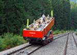 
W�hrend wir mit dem Personenwagen (Wagen 1) Personenwagen der Standseilbahn der Oberwei�bacher Bergbahn uns am 24.08.2013 auf Talfahrt befinden, begegnet und in der Abt´sche Ausweiche (in der Mitte der Strecke) die G�terb�hne (Betrieblich als Wagen 2 bezeichnet) mit dem darauf aufgesetzten Cabrio-Aufsatzwagen (Betrieblich als Wagen 3 bezeichnet).

Die einzigartige Besonderheit dieser Standseilbahn ist, dass sie f�r den Transport von Eisenbahnwagen gebaut wurde. Die “G�terb�hne” ist zum Transport normalspuriger Eisenbahnwagen bis 27 t Gesamtgewicht ausgelegt. Sie wurde gebaut f�r den G�terverkehr, um die Hochebene um Oberwei�bach an das deutsche Eisenbahn-Netz anzuschlie�en. Statt G�terwagen, ist heute in der Regel ein ehemaliger Triebwagen-Beiwagen oder das  Cabrio , ein offener Wagen, auf der G�terb�hne aufgesetzt. Es erm�glicht je nach Wetterlage nun den Wechsel der aufgesetzten Wagen zum Personentransport. 

Da das Cabrio deutlich l�nger als der geschlossenen Aufsetzwagen (ein ehemaliger Triebwagen-Beiwagen) ist, ragt es weit �ber die G�terb�hne hinaus und man hat dadurch noch viel sch�nere Ausblicke, da man noch h�her �ber dem Gleis steht.

TECHNISCHE DATEN des Cabrio-Aufsatzwagen:
Spurweite: 1.435 mm
Anzahl der Sitzpl�tze: 38 
Anzahl der Stehpl�tze: 65 
Personen-Gewicht: 8,2 t 
Eigengewicht: 10,22 t
L�nge des Wagens: 11,27 m ohne Puffer
L�nge �ber Puffer:  12,70 m  
Achsstand:  6,80 m   
Breite des Wagens: 2,83 m ohne Treppen/Notausstiege
Seitenwandh�he: 1,00 m 
